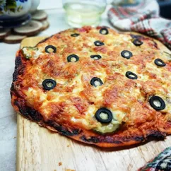 Пицца с копченой курицей, грибами и маслинами🍕