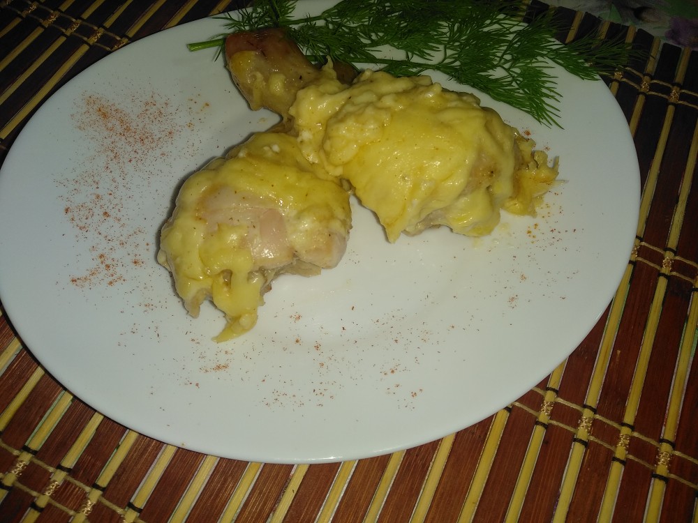 Курица с чесноком и майонезом на сковороде