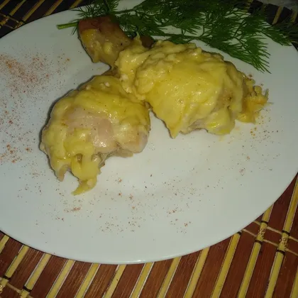 Куриные голени под чесночном соусом с сыром