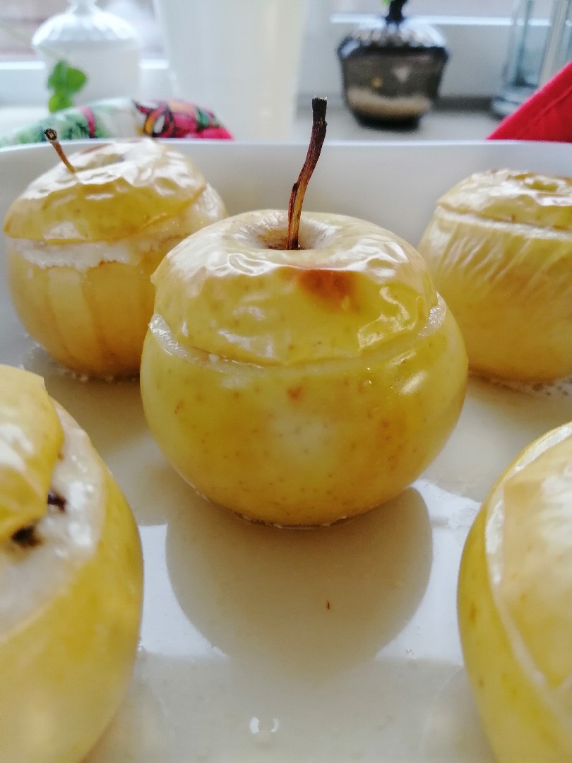 Яблоки запечённые с творогом, черносливом и мёдом