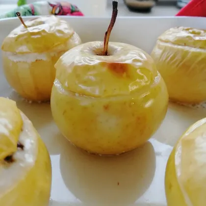 Яблоки запечённые с творогом, черносливом и мёдом