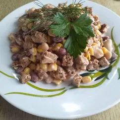 Салат с фасолью и кукурузой