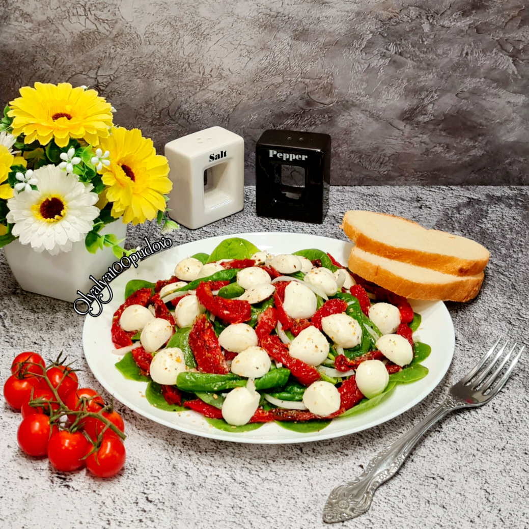 Салат с вялеными томатами, моцареллой и шпинатом