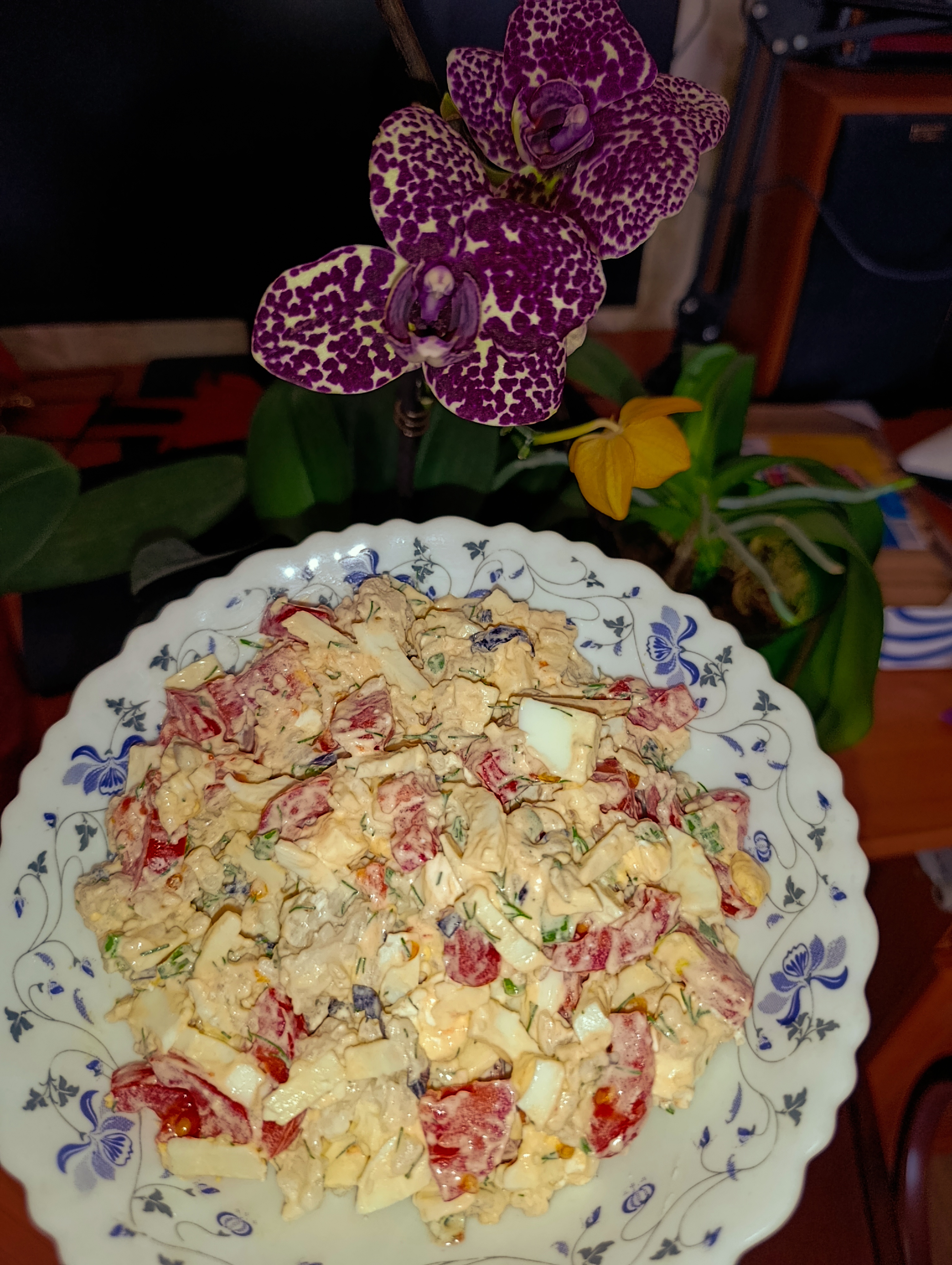 Салат с помидором, рисом, яйцом и сыром