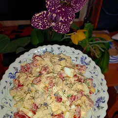 Салат с помидором, рисом, яйцом и сыром