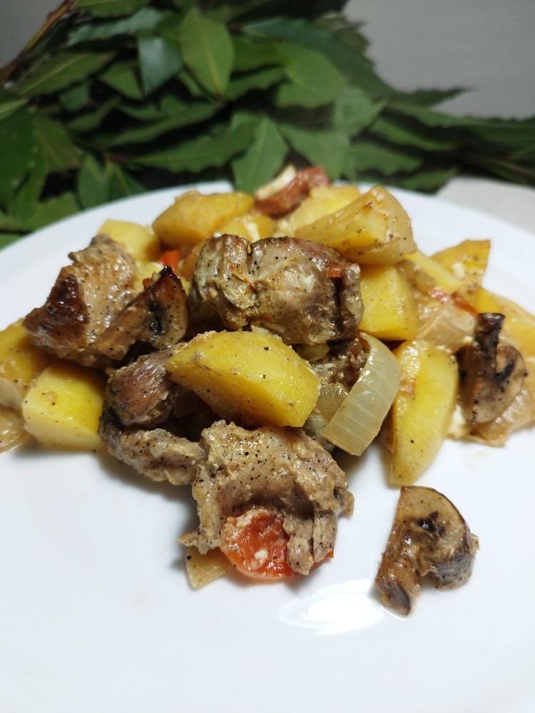 Ужин: свинина с картофелем и овощами в духовке