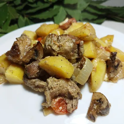 Ужин: свинина с картофелем и овощами в духовке