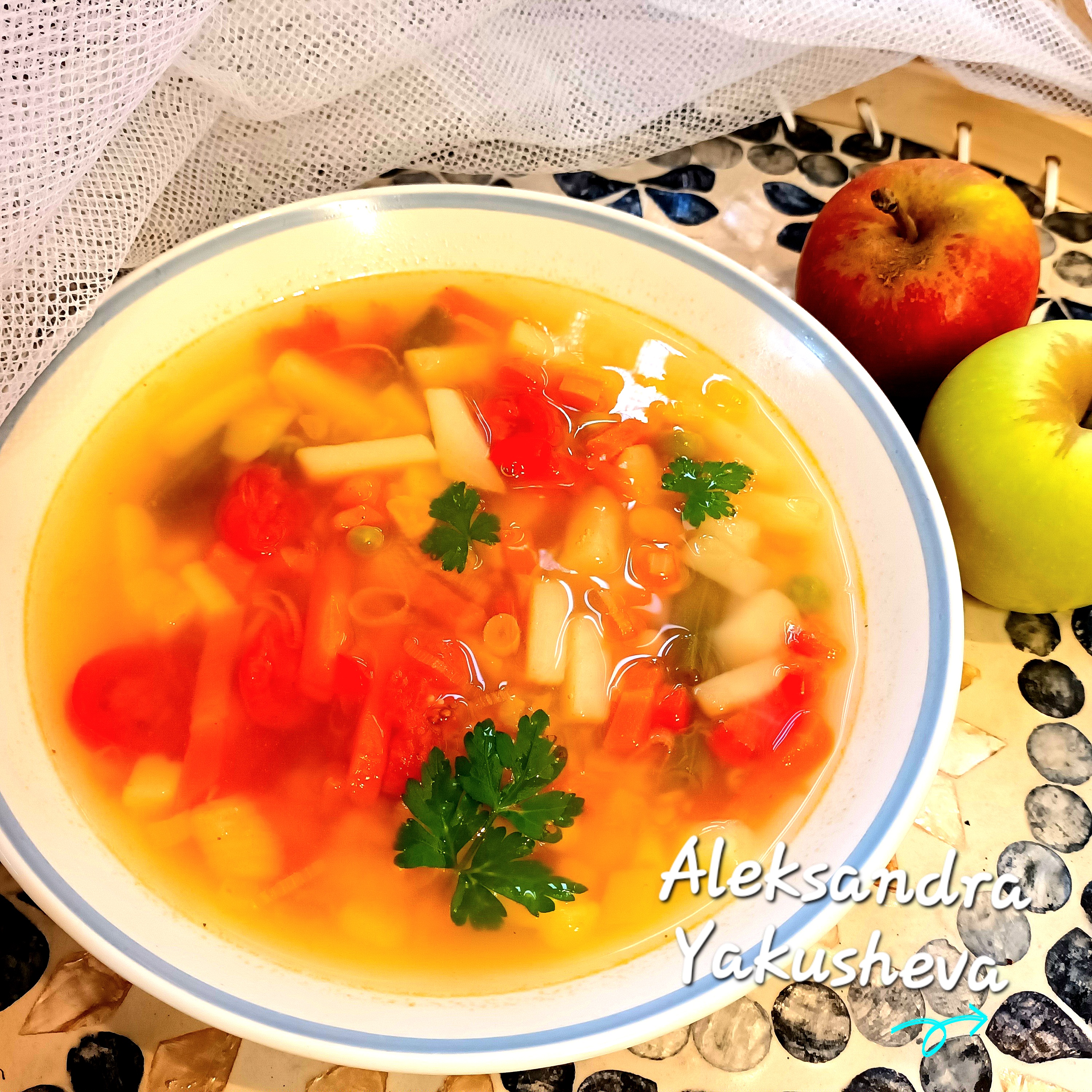 Простой картофельный суп с фасолью и помидорами