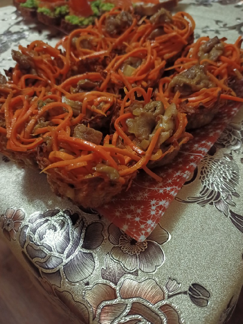 Картофельные корзиночки с грибами и морковчой