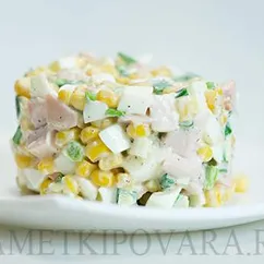 Салат с копченой курицей, кукурузой и яйцом