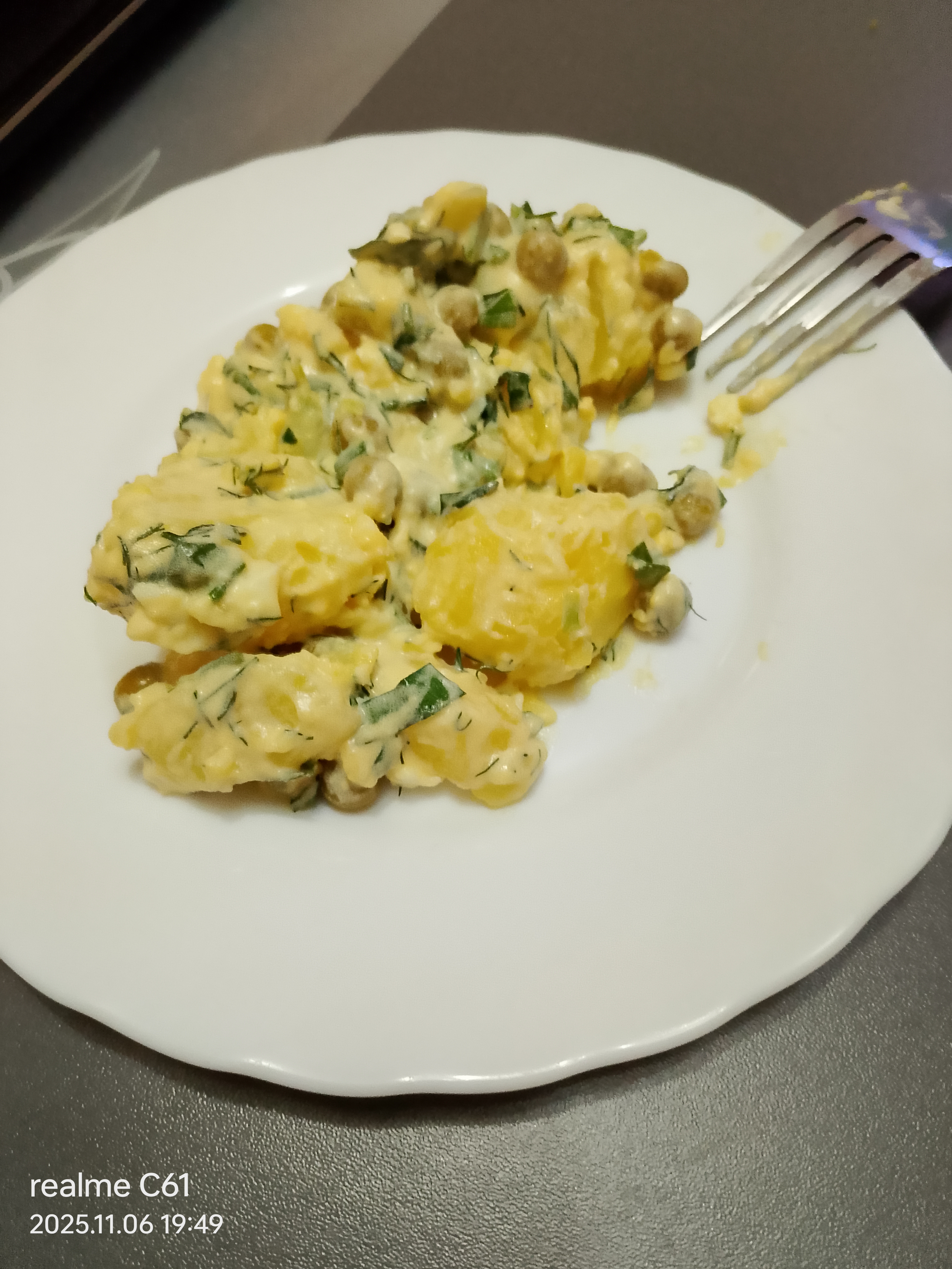 Теплый картофельный салат с вкусным соусом