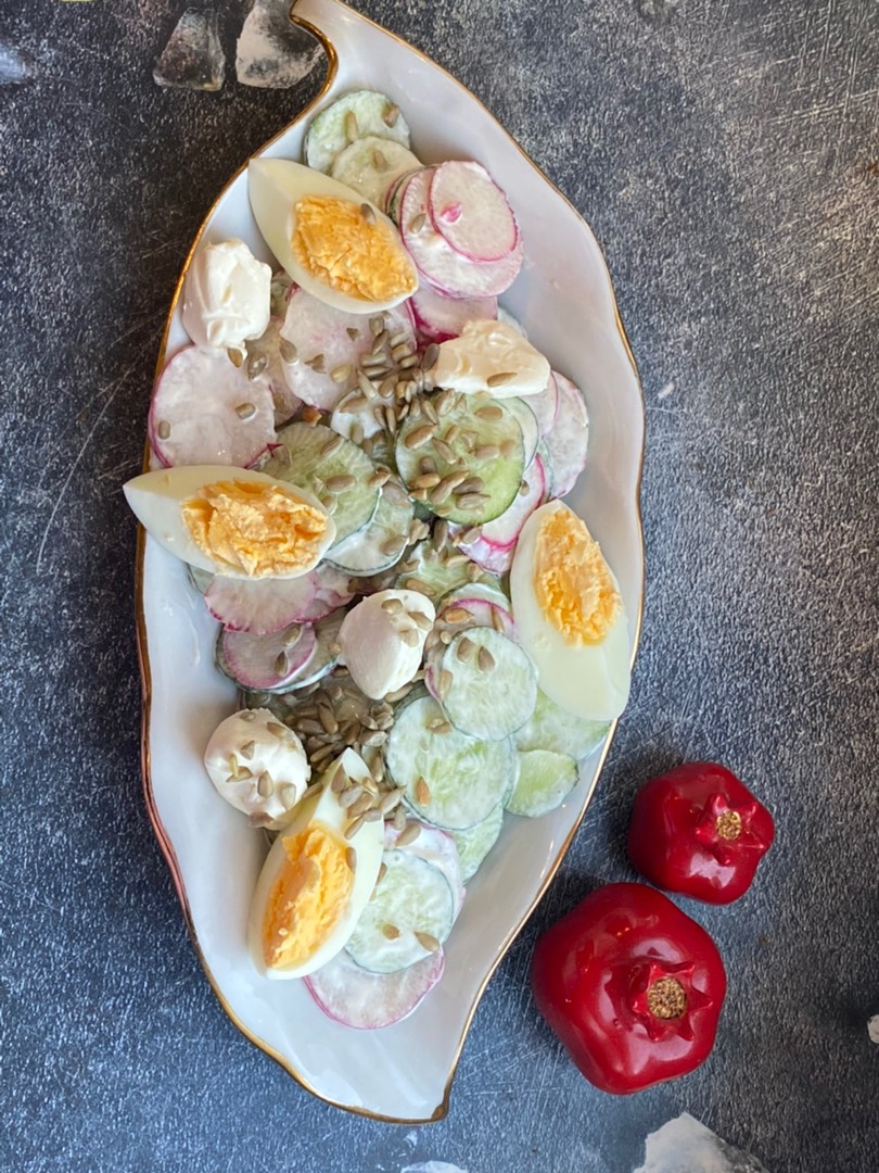 Салат с редисом и творожным сыром