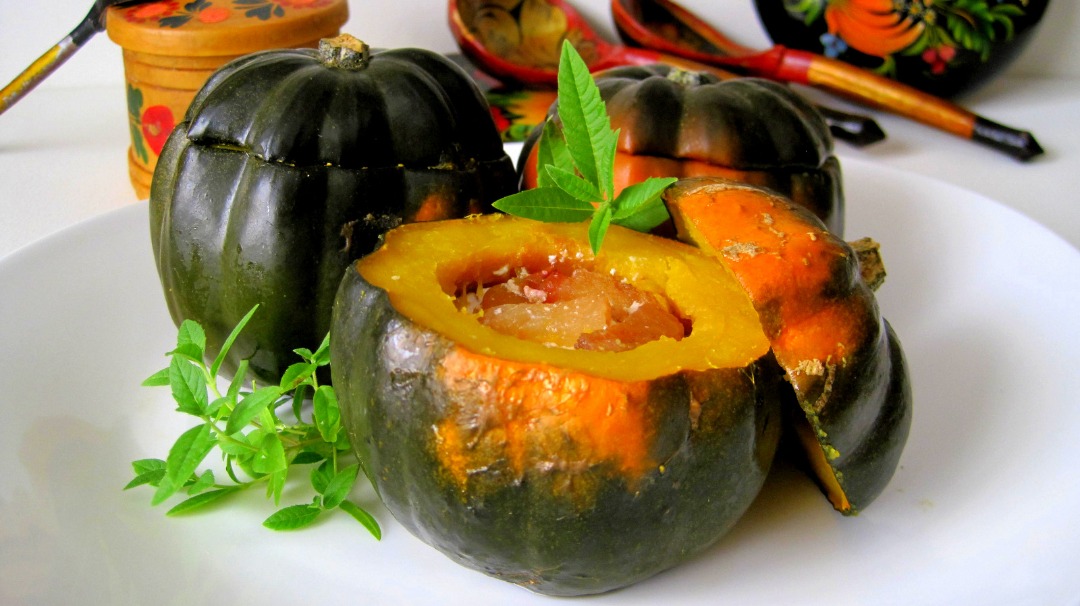 Тыква Аккорн запеченная с творогом, сливами и коричневым сахаром