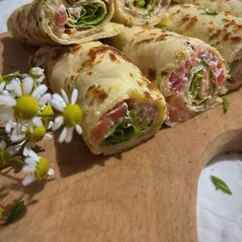 Блинчики из кабачков с форелью и помидорами 