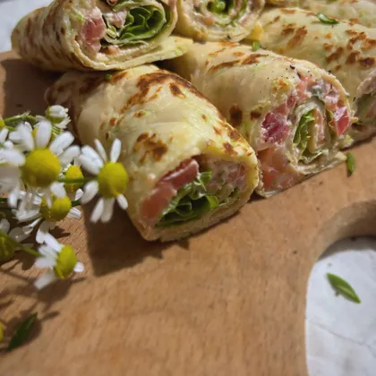 Блинчики из кабачков с форелью и помидорами