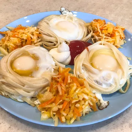 Гнёзда из спагетти с яйцом