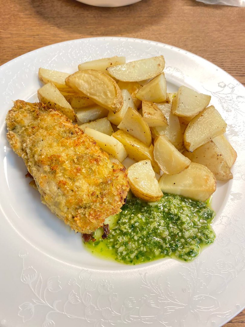 Куриные ломтики в хрустящей панировке с картофельными дольками