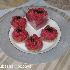 Закуска из свёклы с чесноком