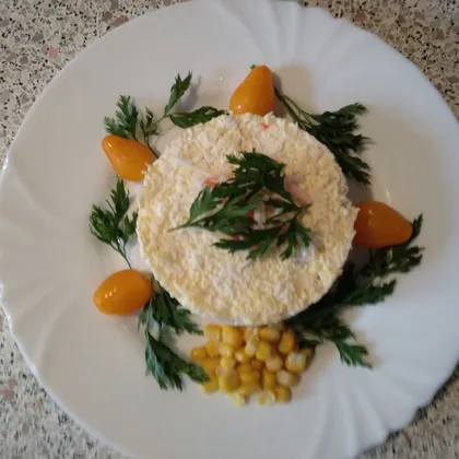 Салат с крабовыми палочками, ананасами и сыром