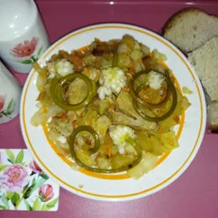 Тушëная капуста,кабачок с чесночными стрелками и мясом