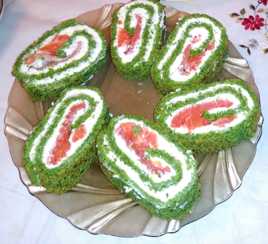 Шпинатный рулет с красной рыбкой