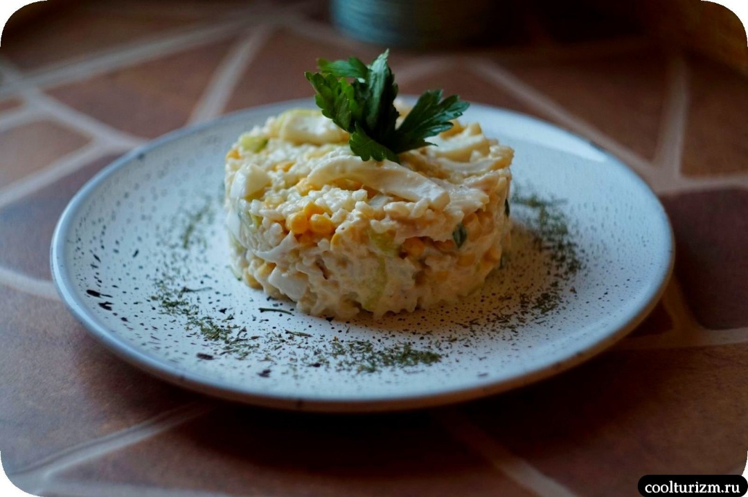 Кальмаровый салат с рисом