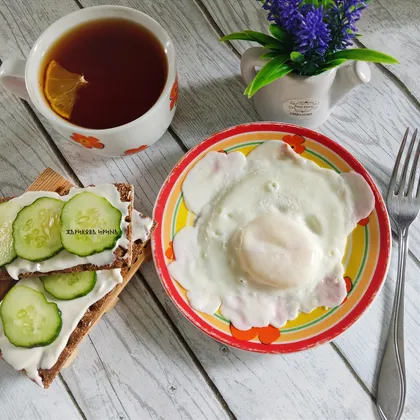 Яйцо жареное на воде с хлебцами с сыром 