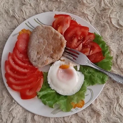 Завтрак рубленный бифштекс с яйцом
