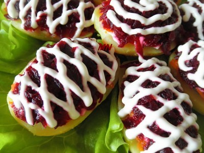 Селедка под шубой в картофельных лодочках