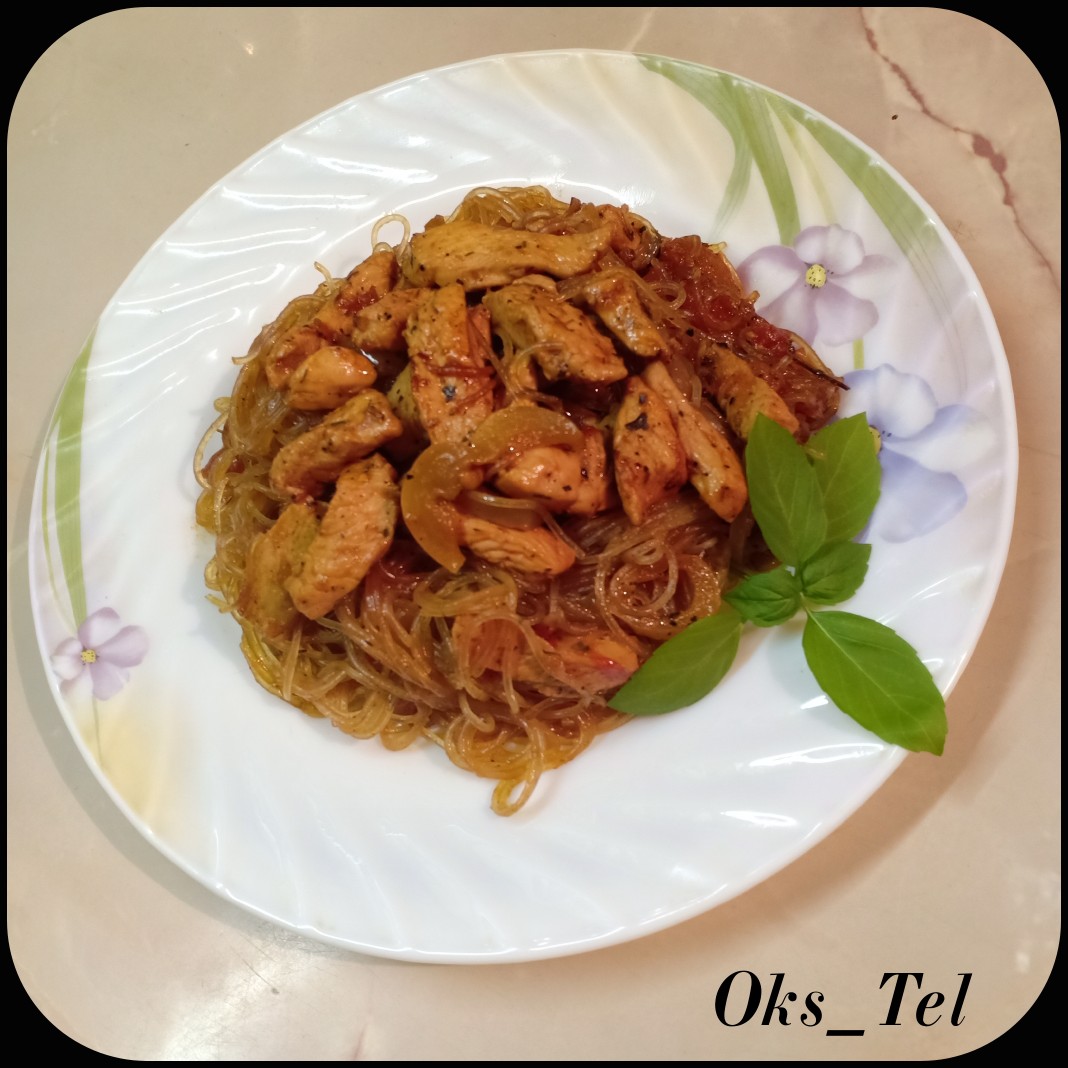 Фунчоза с куриной грудкой, овощами и базиликом