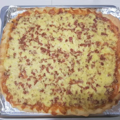 Пицца с колбасой и сыром на дрожжевом тесте