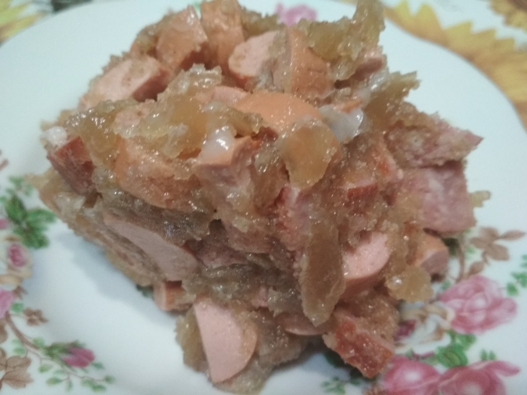Холодная  закуска из сосисок и сервелата