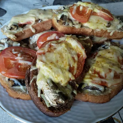 Бутерброды с двумя видами сыра, томатом и кориандром