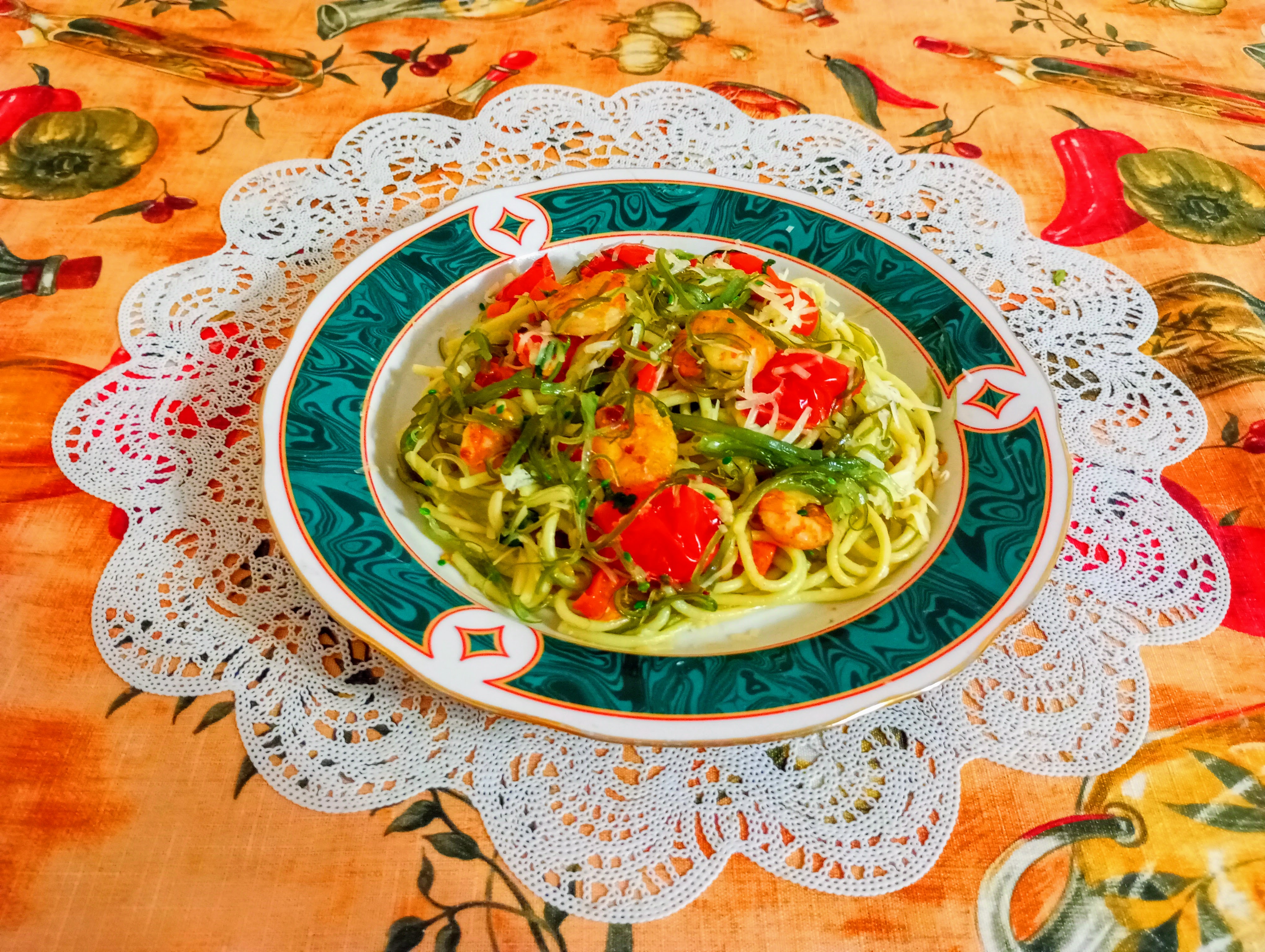 Спагетти с салатом чука, креветками и овощами