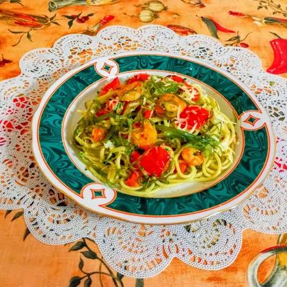 Спагетти с салатом чука, креветками и овощами