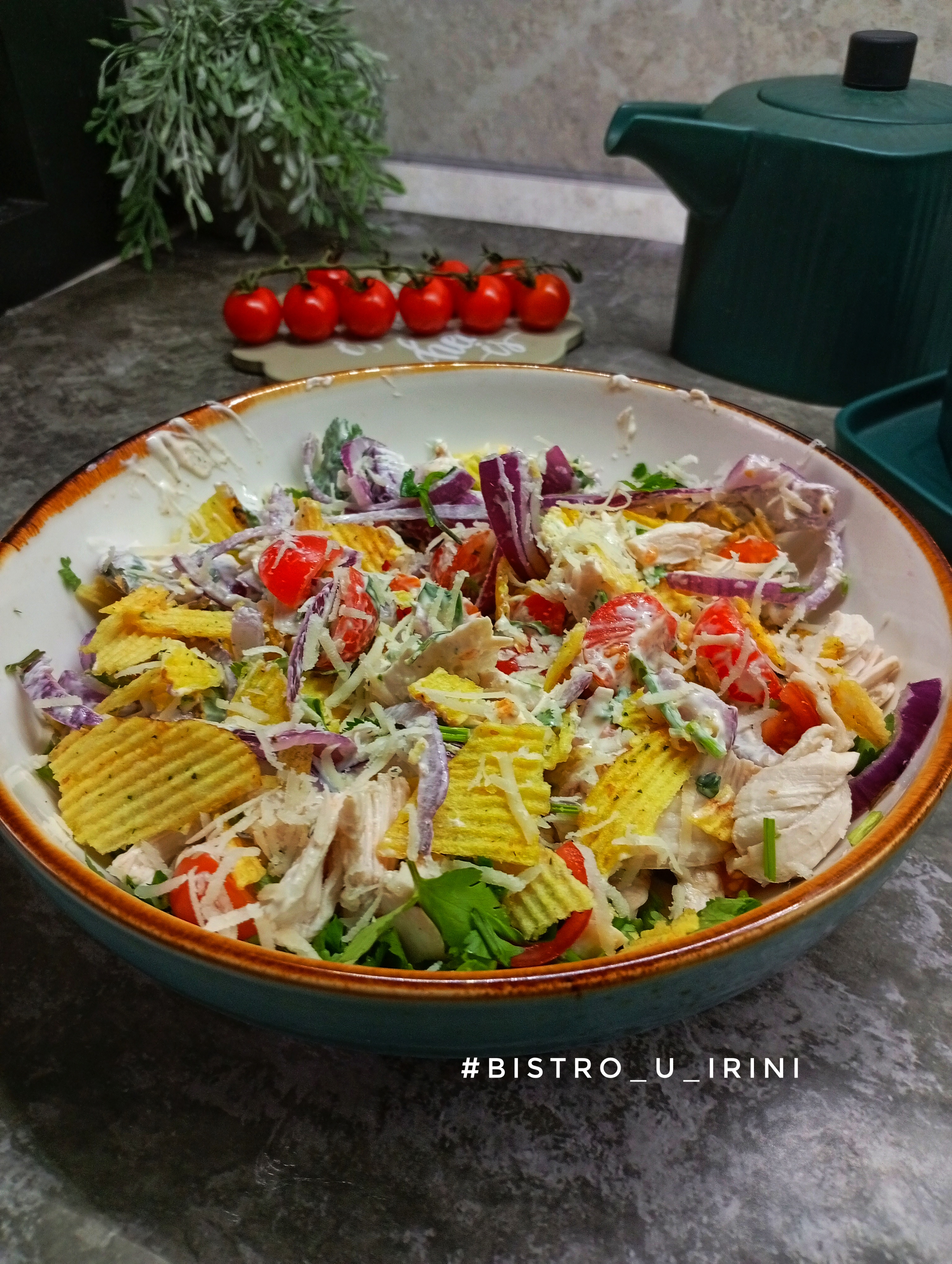 Салат с чипсами, помидорами черри и пармезаном