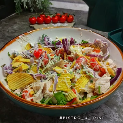 Салат с чипсами, помидорами черри и пармезаном
