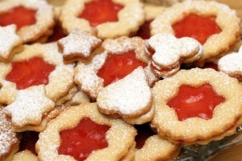 Миндальное печенье с малиновым джемом, кардамоном и корицей