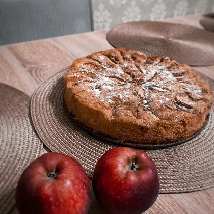 Классический пирог «Шарлотка» с яблоками и корицей