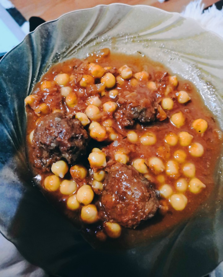 Нут и домашние котлетки из дикого мяса в томатном соусе