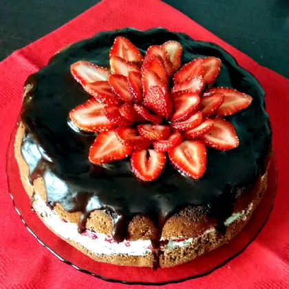 Бисквитный шоколадный торт 'Клубника со сливками'