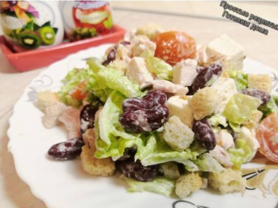 Салат с курицей и сухариками