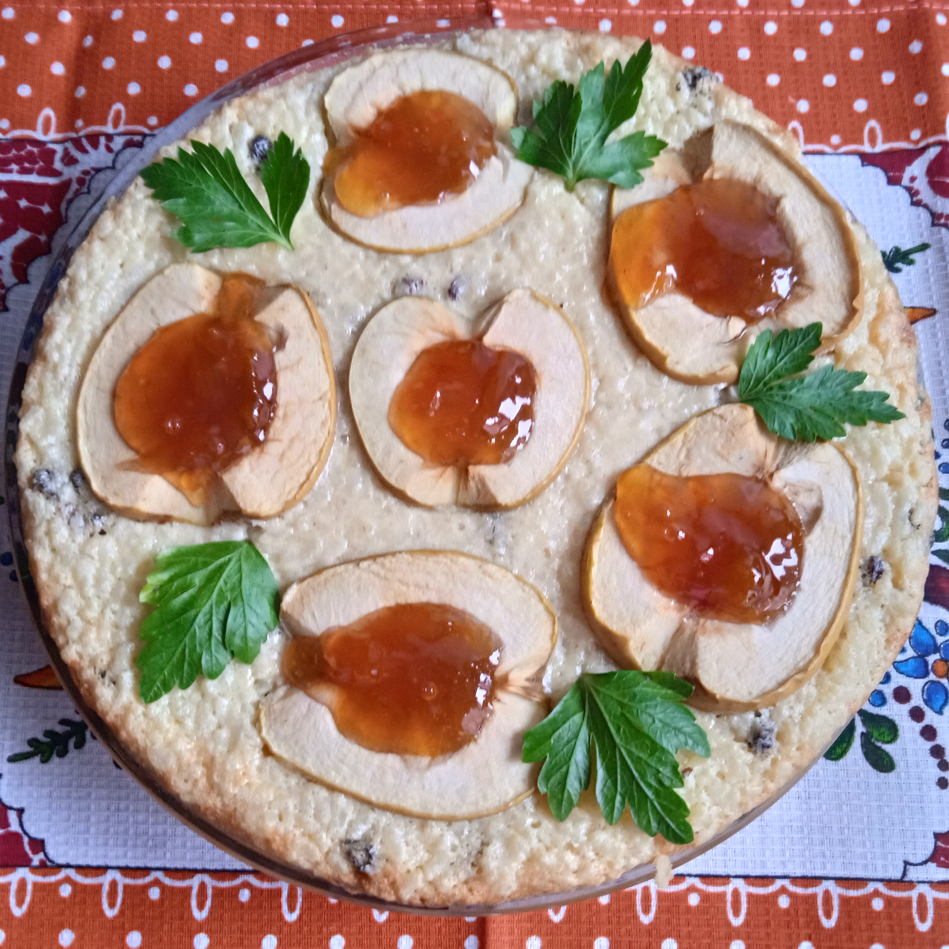 Рисовая запеканка с яблоками и изюмом