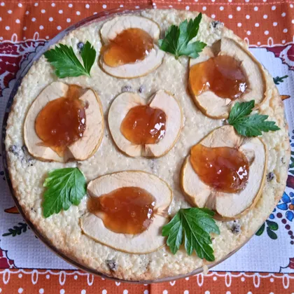 Рисовая запеканка с яблоками и изюмом