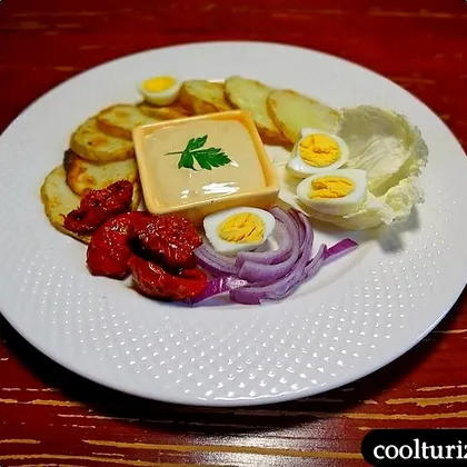 Салат с картофельными чипсами и яйцами