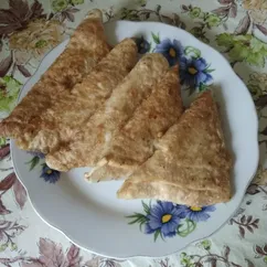 Конвертики из лаваша с помидорами,сыром и зеленью жареные в яйцах.😋