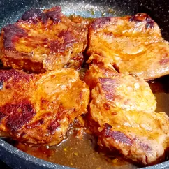 Стейки из свиной шеи, замаринованные, жареные