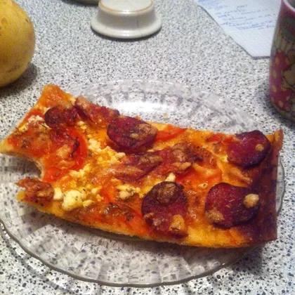 Пицца с салями и сыром моцареллой