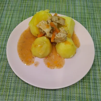 Картофель с мясом и подливой