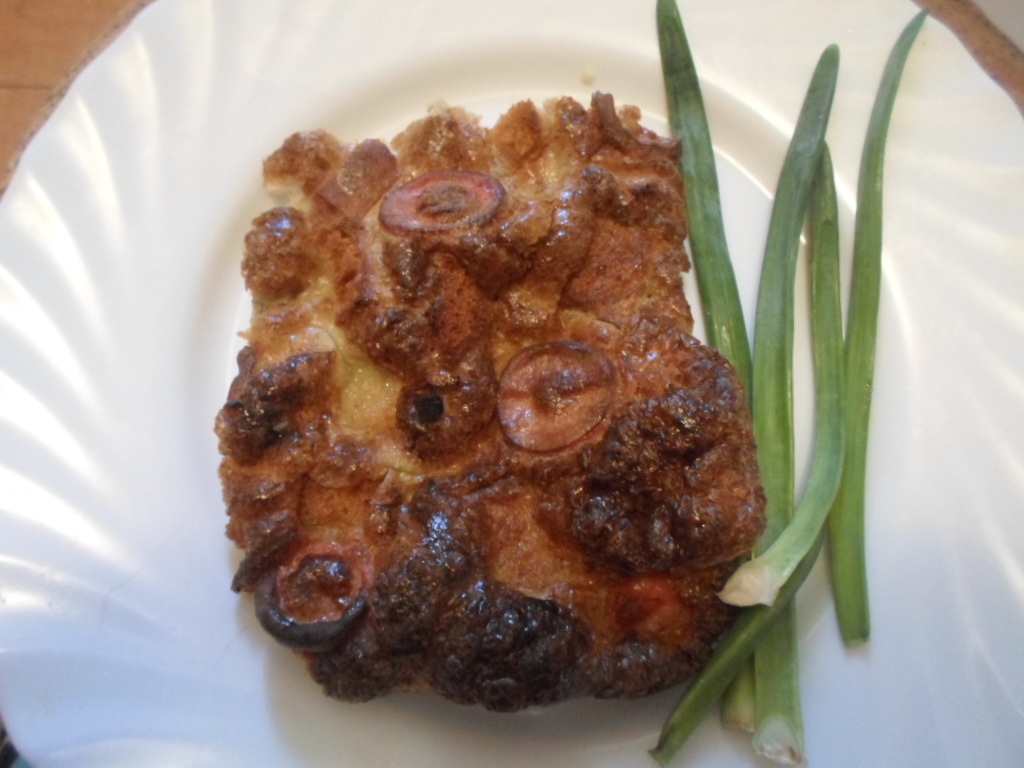Омлет с чесночными гренками и сосисками в духовке